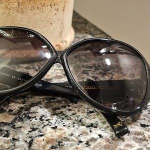 Louis Vuitton Oversized Soupçon Sunglasses